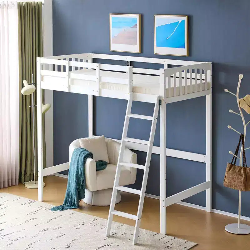 Letto a soppalco matrimoniale in legno con stazione di ricarica e LED, pioli piatti, sponda di protezione da 15", nessuna necessità di rete, bianco