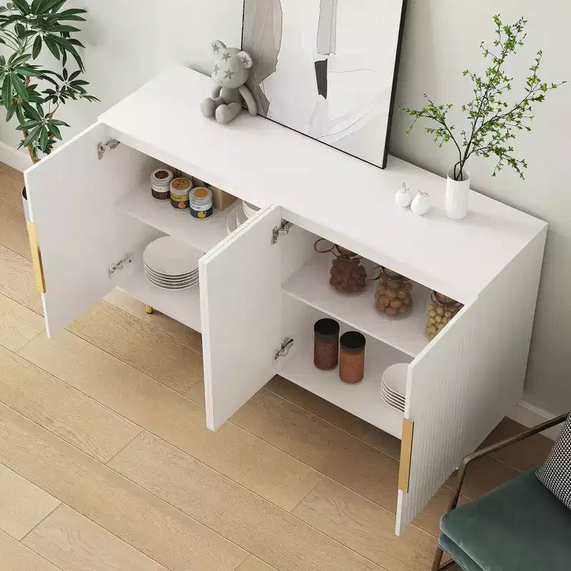 Credenza moderna bianca con pannelli laterali scanalati e ripiani regolabili