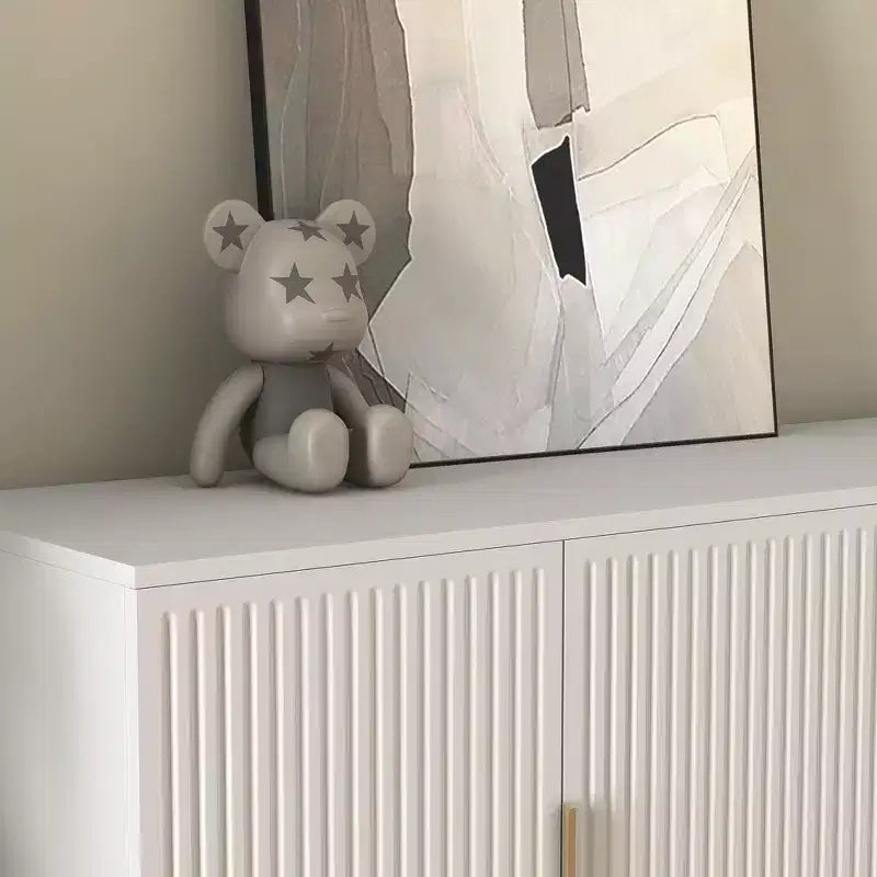 Credenza moderna bianca con pannelli laterali scanalati e ripiani regolabili