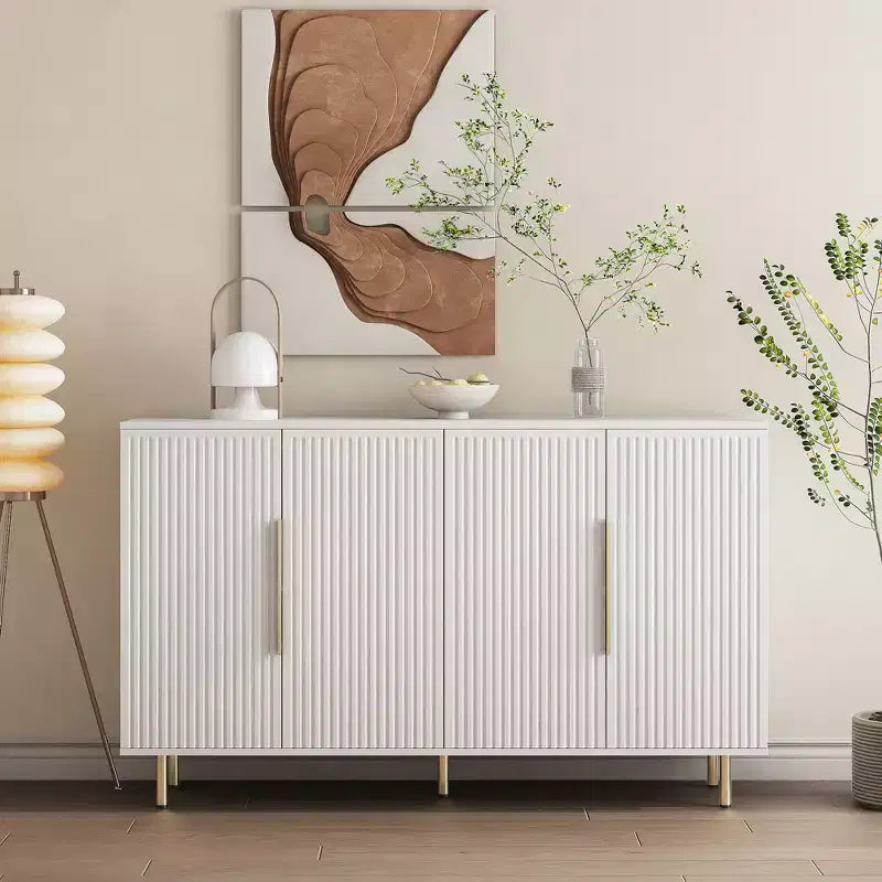 Credenza moderna bianca con pannelli laterali scanalati e ripiani regolabili