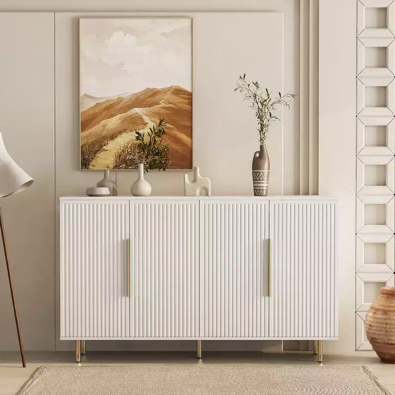 Credenza moderna bianca con pannelli laterali scanalati e ripiani regolabili