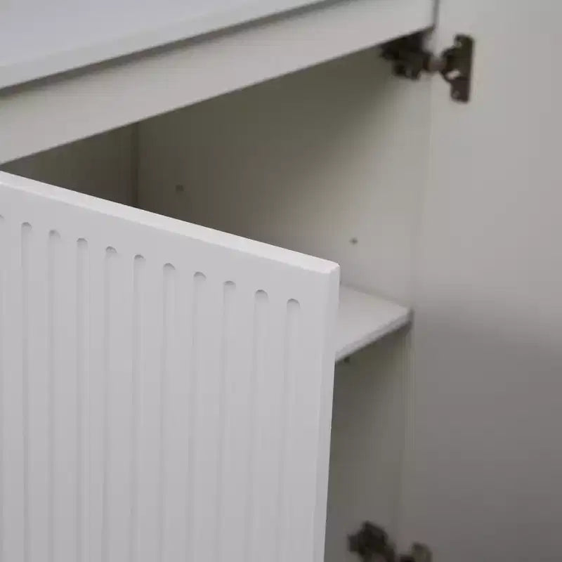 Credenza moderna bianca con pannelli laterali scanalati e ripiani regolabili