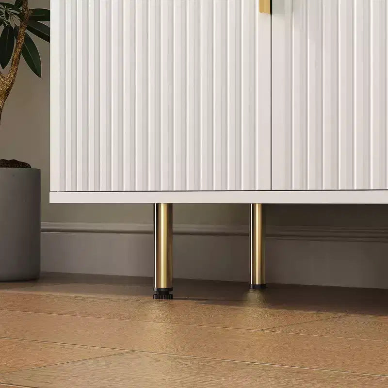 Credenza moderna bianca con pannelli laterali scanalati e ripiani regolabili