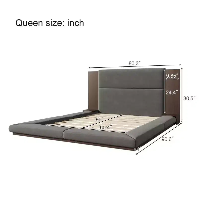 Letto imbottito a piattaforma, a filo pavimento, con testiera estesa in legno e mensole comodino integrate