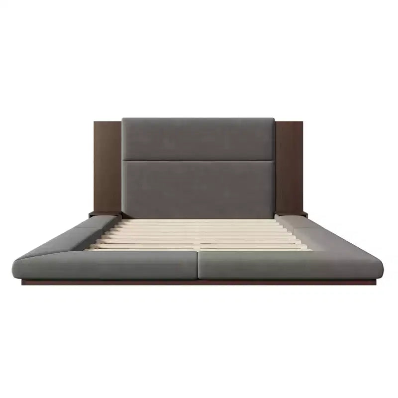 Letto imbottito a piattaforma, a filo pavimento, con testiera estesa in legno e mensole comodino integrate