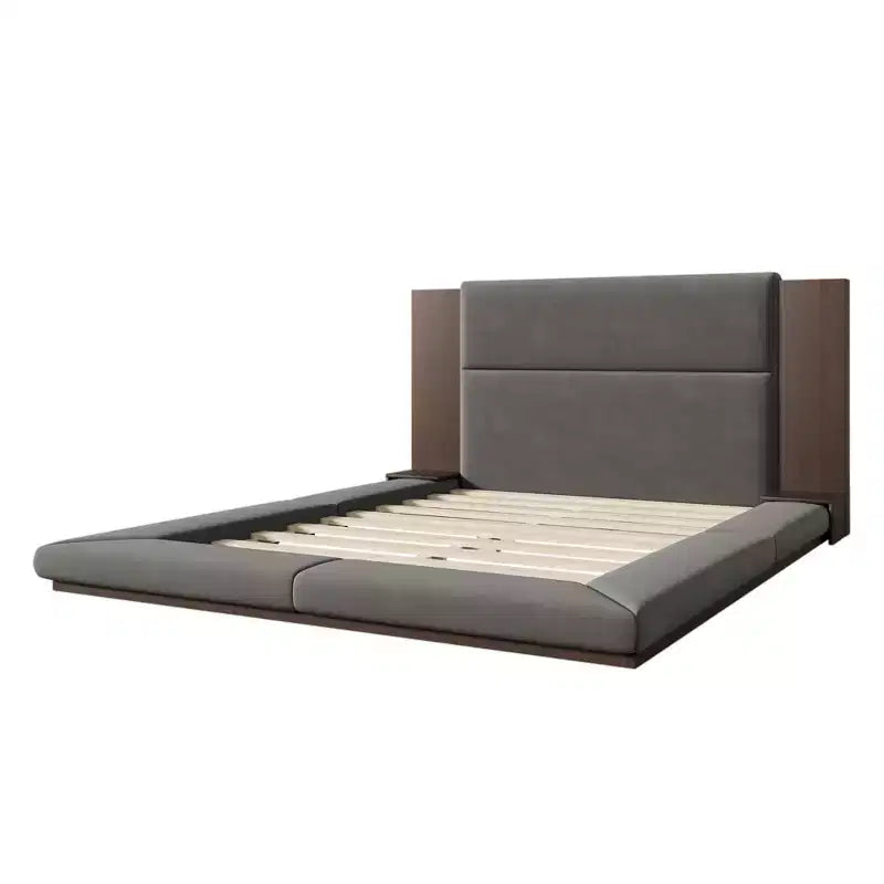 Letto imbottito a piattaforma, a filo pavimento, con testiera estesa in legno e mensole comodino integrate