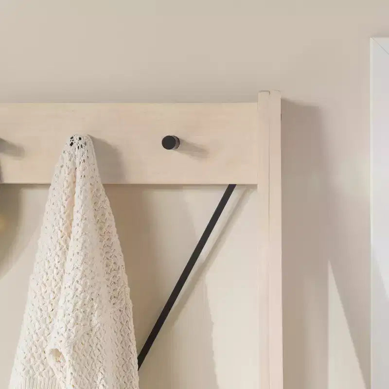 Appendiabiti da ingresso angolare con schienale a X in legno massello, finitura anticata bianca | Pino, Ganci in metallo, Ripiano a doghe
