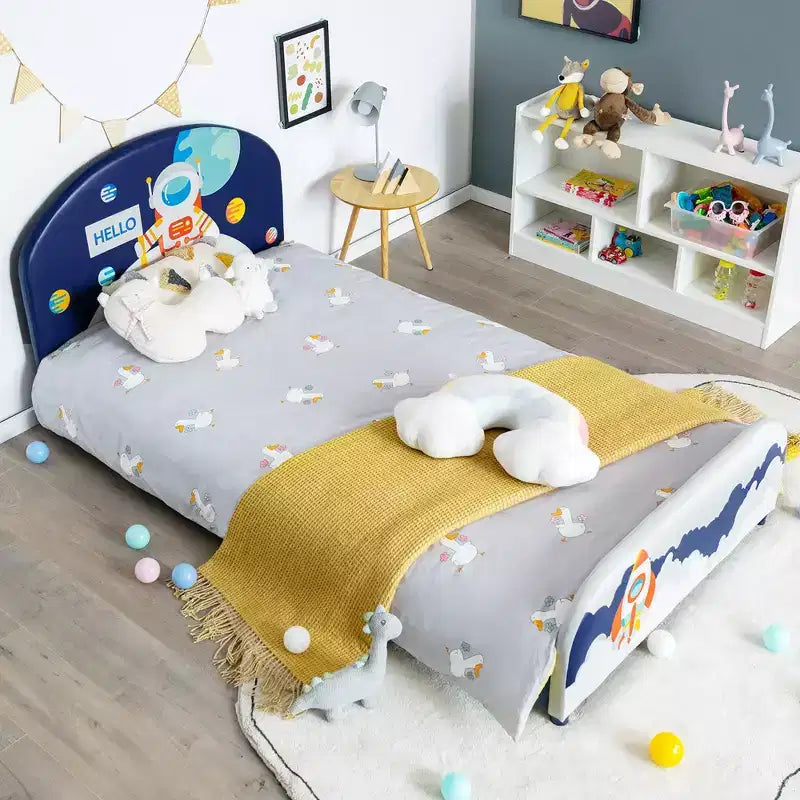 Letto a piattaforma imbottito per bambini, misura doppia | Motivo astronauta, doghe in legno, design sicuro